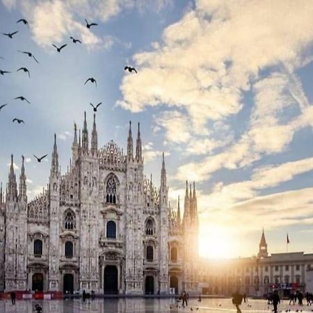 Ad Un Passo Dal Duomo Elegante Appartamento Wifi Милано Екстериор снимка