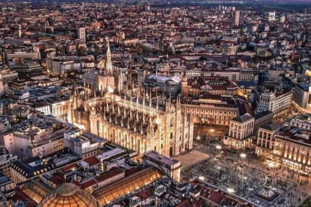 Ad Un Passo Dal Duomo Elegante Appartamento Wifi Милано Екстериор снимка