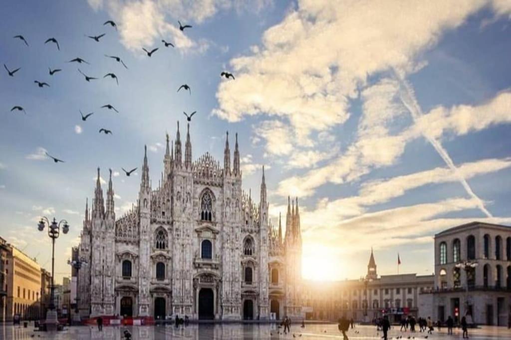 Ad Un Passo Dal Duomo Elegante Appartamento Wifi Милано Екстериор снимка